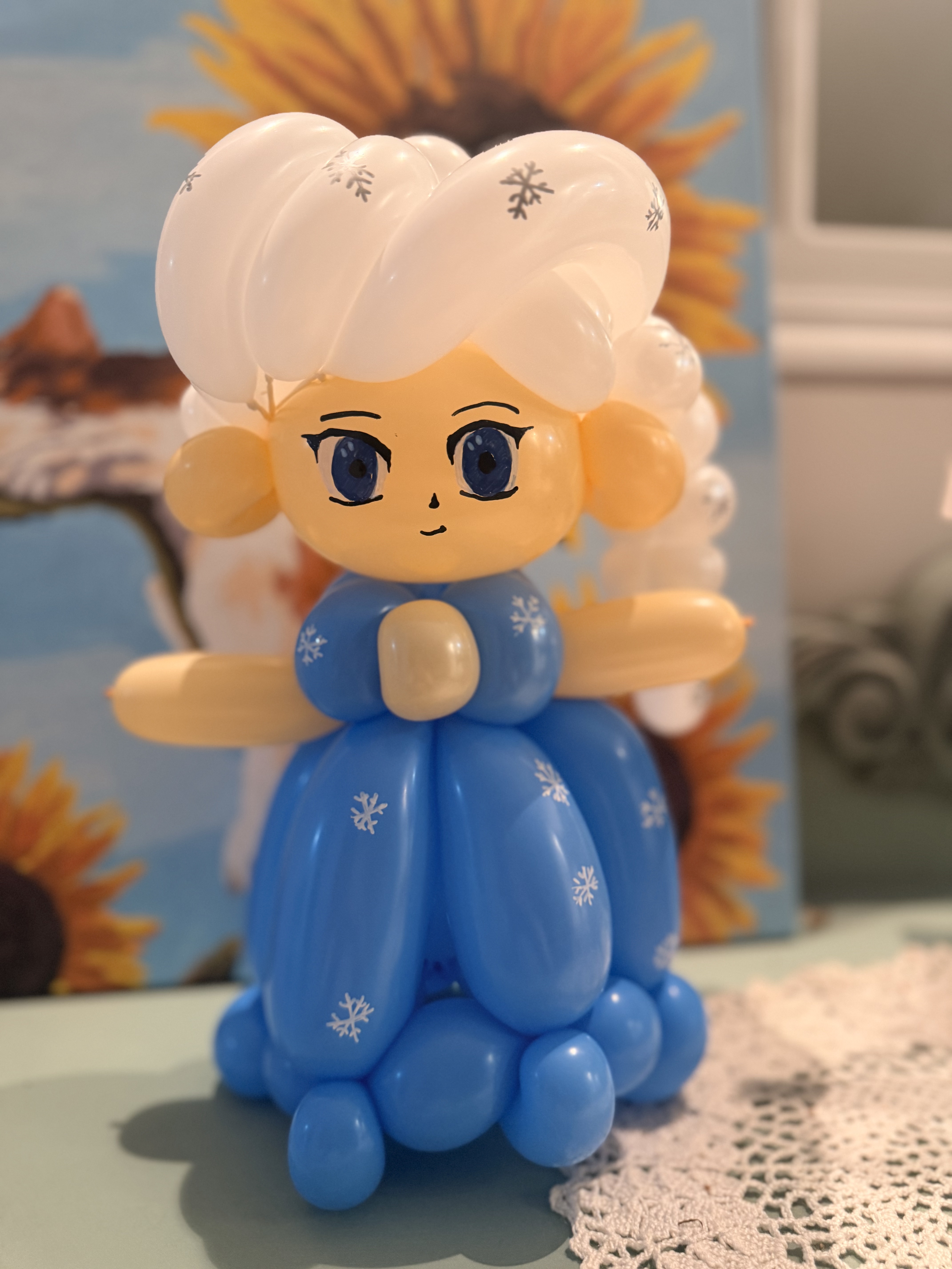 Elsa princess balloon sculpture