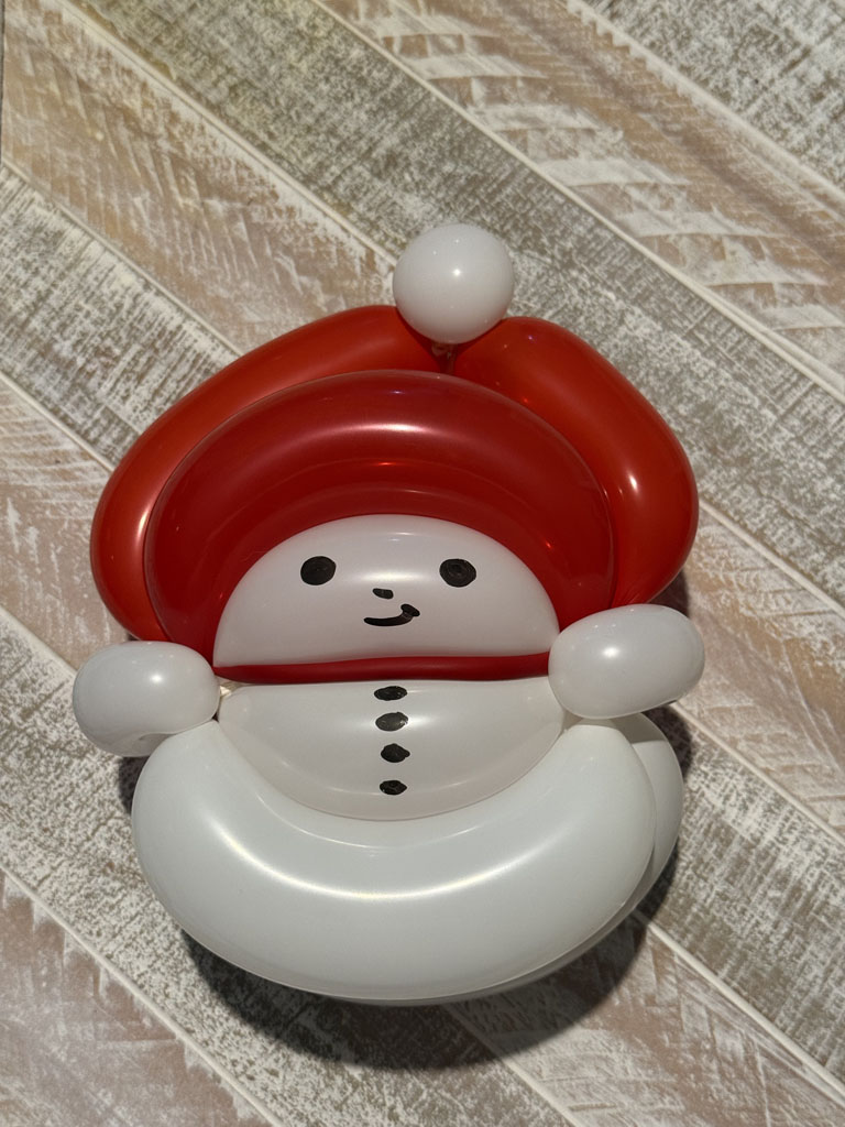 Snowman balloon sculpture twisted by QiBear