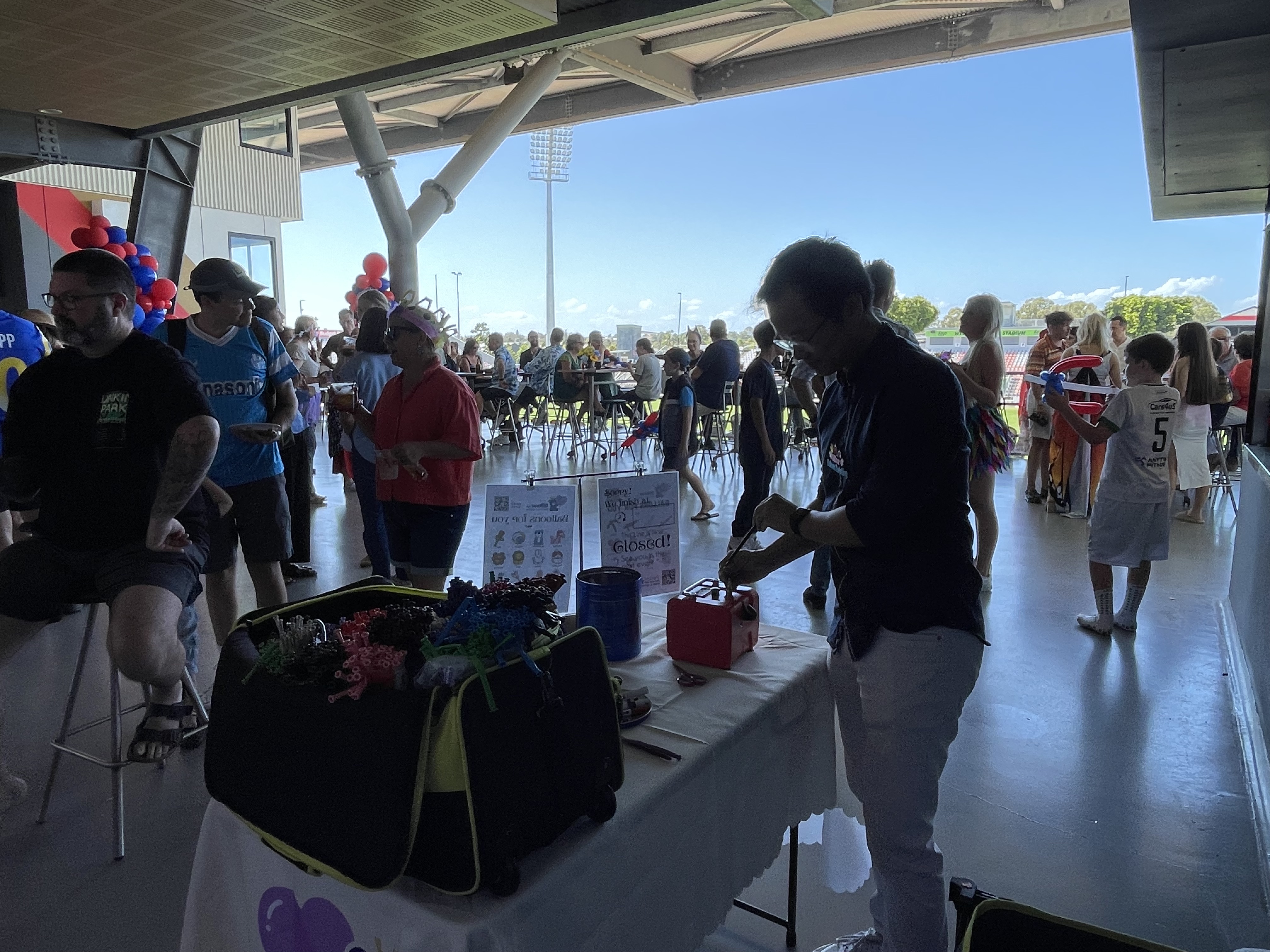 QiBear balloon artist working a large outdoor event
